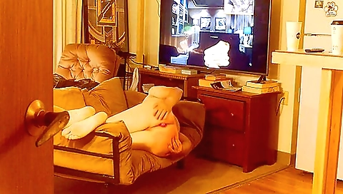 Big-assed whore plays with her lover's twat in amateur video